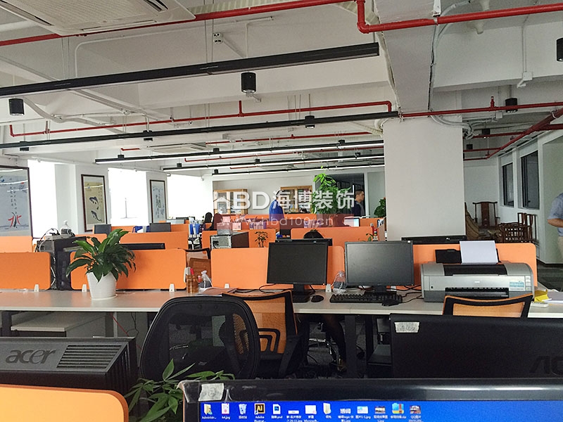 現(xiàn)代簡約風格辦公室裝修設計.jpg 現(xiàn)代簡約風格辦公室裝修設計.jpg