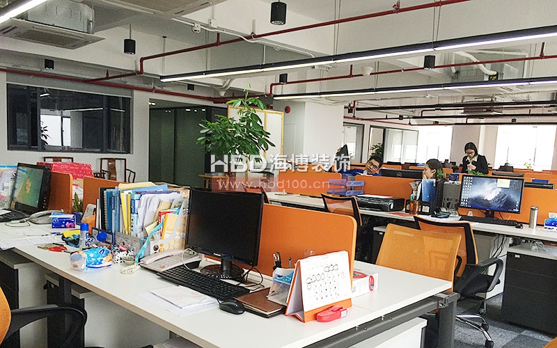 現(xiàn)代簡約風格辦公室裝修設計.jpg 現(xiàn)代簡約風格辦公室裝修設計.jpg