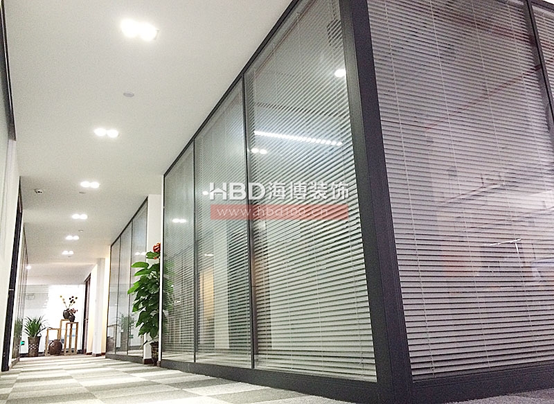 現(xiàn)代簡約風格辦公室裝修設計.jpg 現(xiàn)代簡約風格辦公室裝修設計.jpg